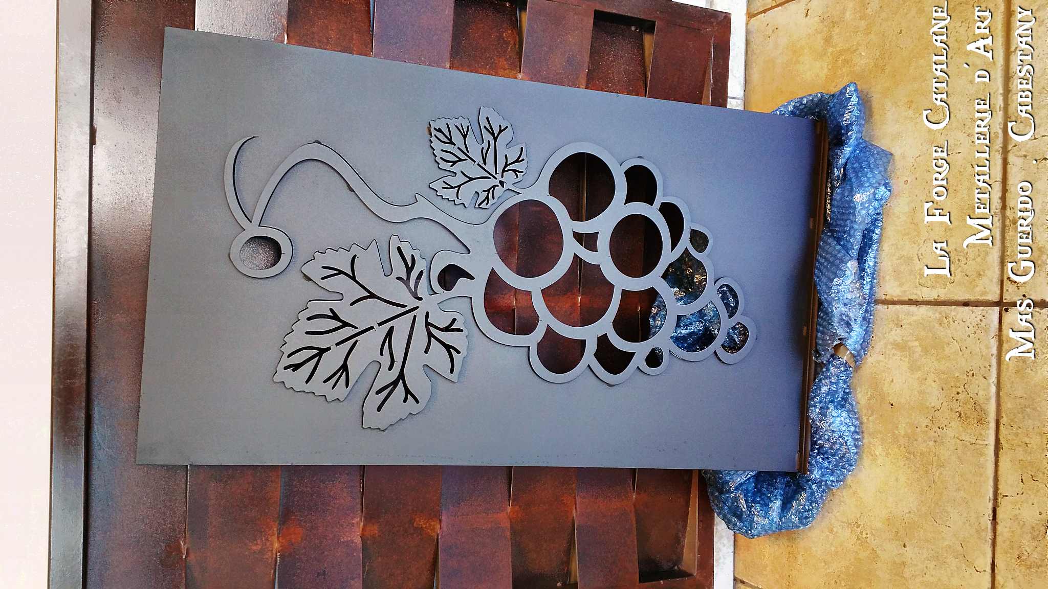 decoupe laser grappe de vigne raisin feuille forge catalane.jpg